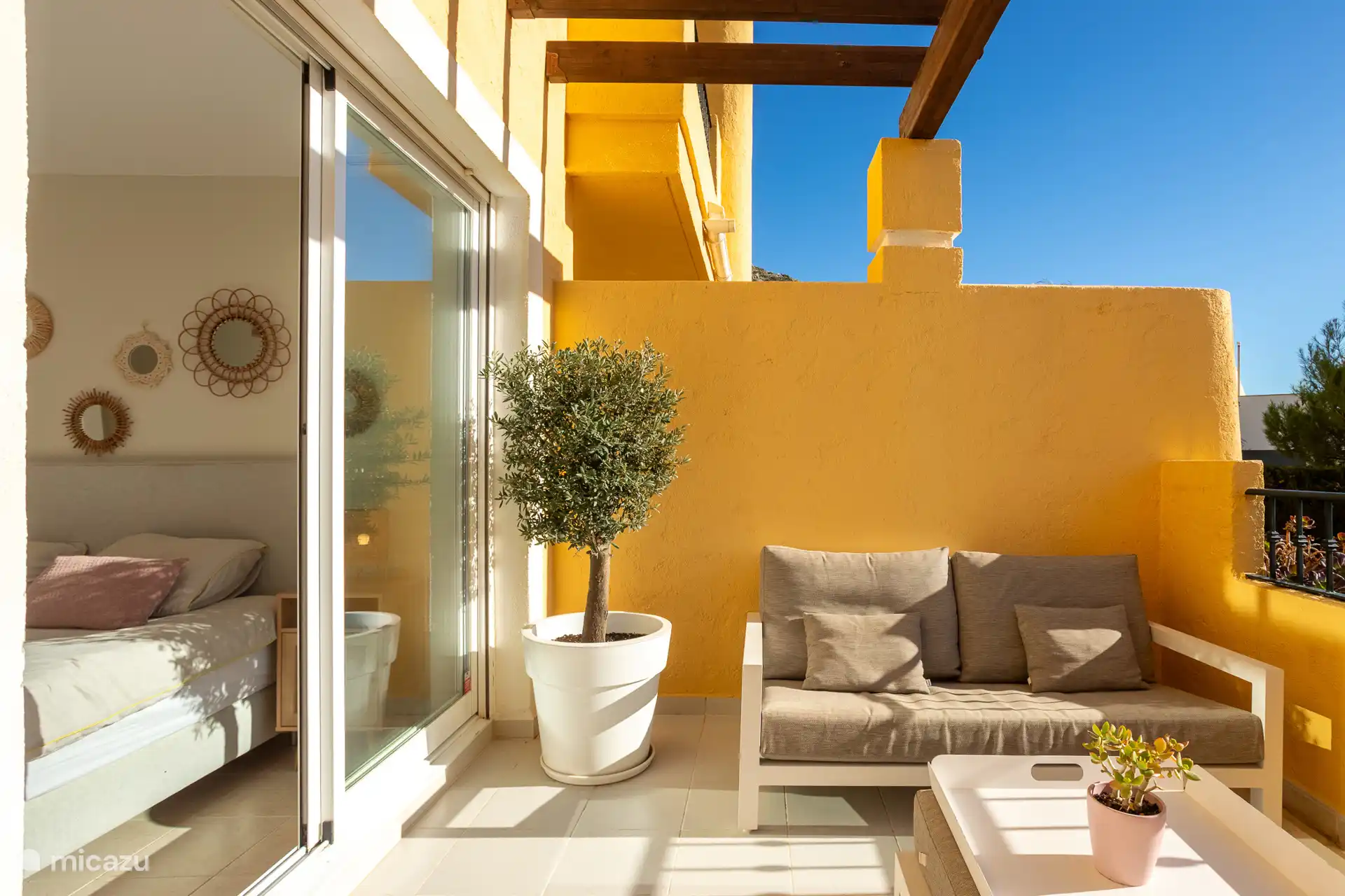 Je loopt vanuit de 'master bedroom' direct het terras op. Drink hier 's ochtends je koffie, of in de avondzon nog een glaasje wijn. Dit is het beste plekje van het appartement. 