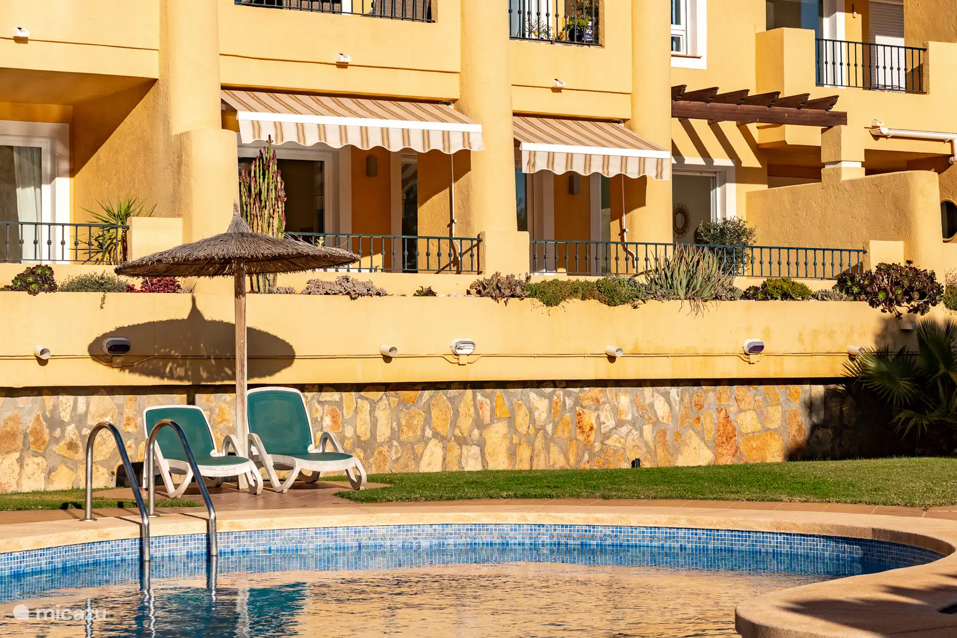 Het appartement ligt op de begane grond en heeft een breed terras (25m2). De zonwering is ideaal tijdens warme zomerdagen. 