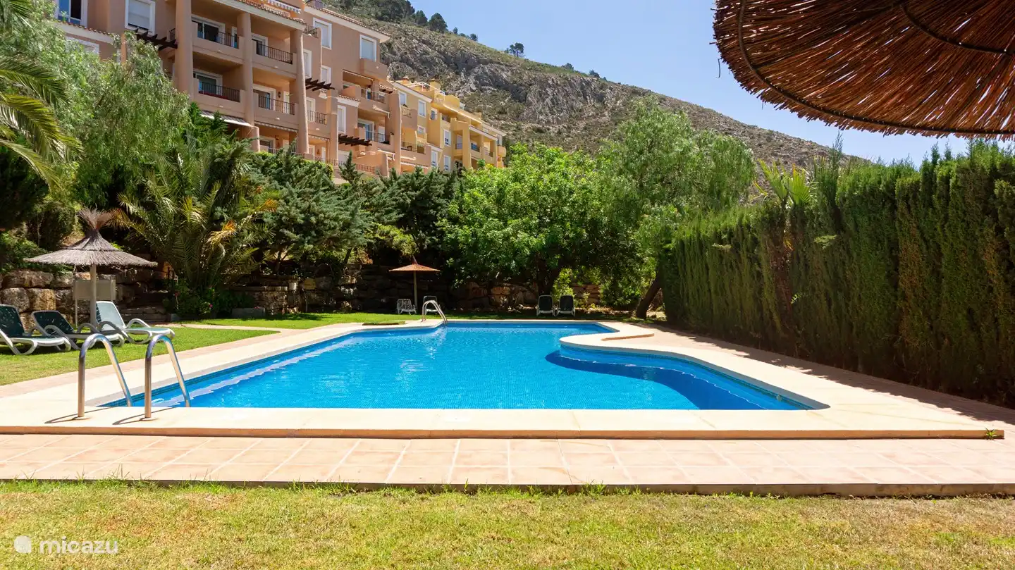 Schwimmbecken 2 versteckt im Grün. Ausgestattet mit Sonnenliege, Sonnenschirmen und einer Außendusche. 