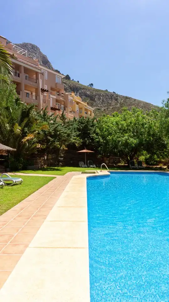 Schwimmbad 2 versteckt im Grünen. Ausgestattet mit Sonnenliegen, Sonnenschirmen und Außendusche.