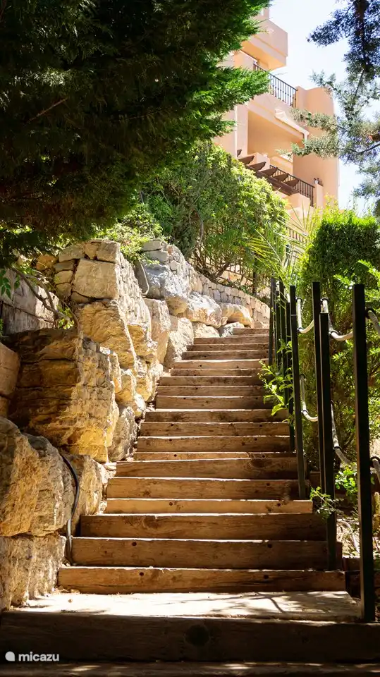 Diese Treppe verbindet die beiden Pools.