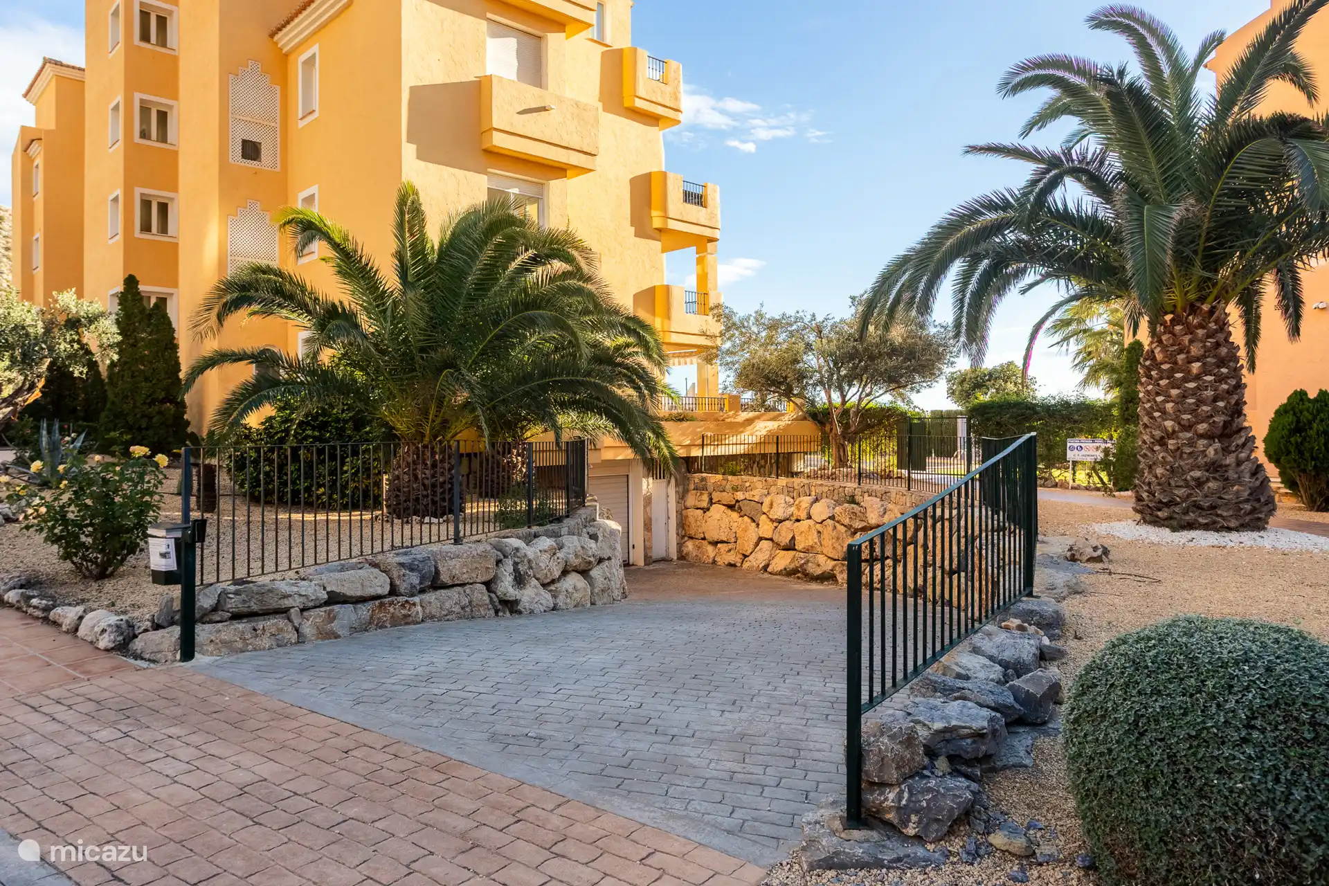 Onder het complex is de parkeergarage. Deze is beveiligd en enkel toegankelijk voor bewoners. 