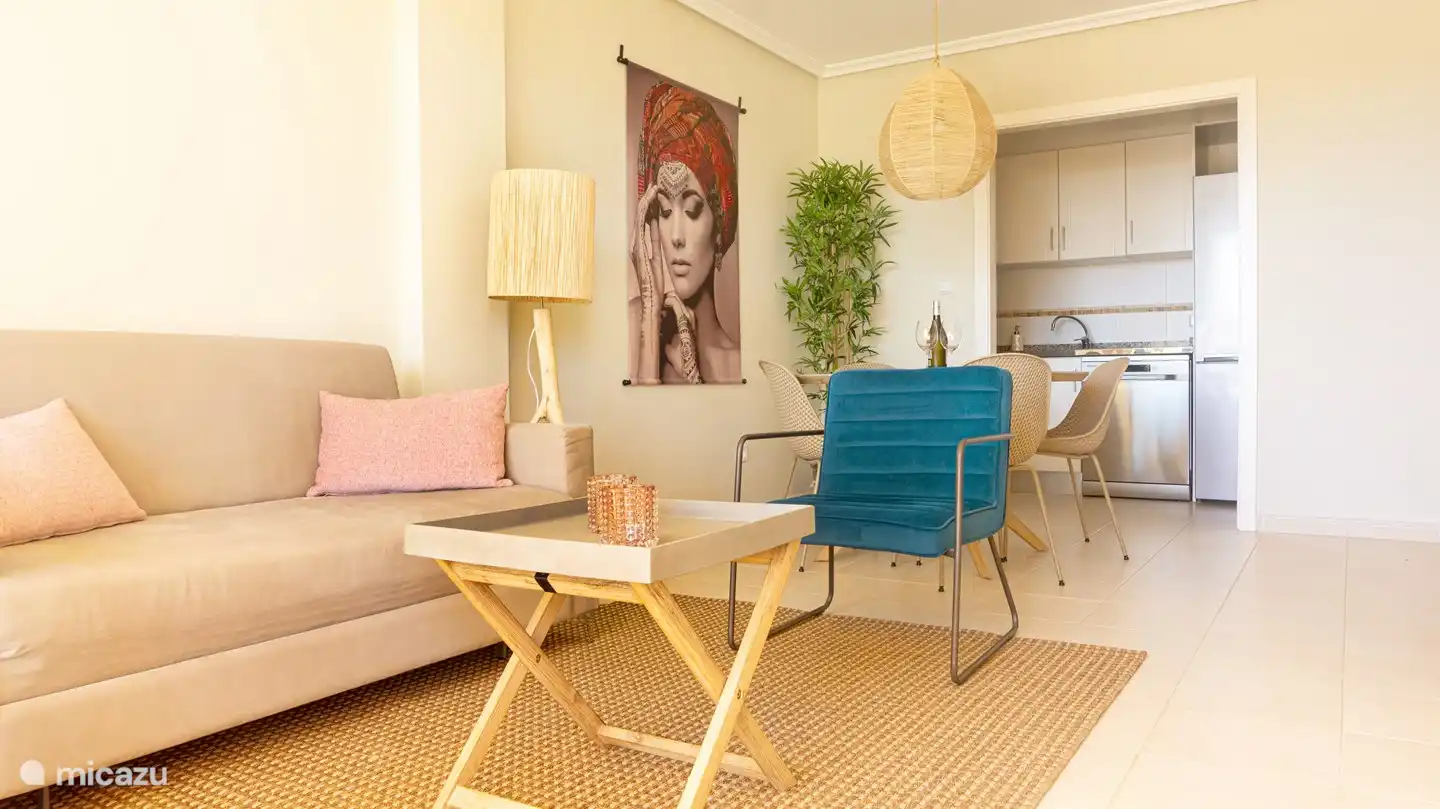 Gemütliches Wohnzimmer mit 2-Sitzer-Sofa und zwei Stühlen