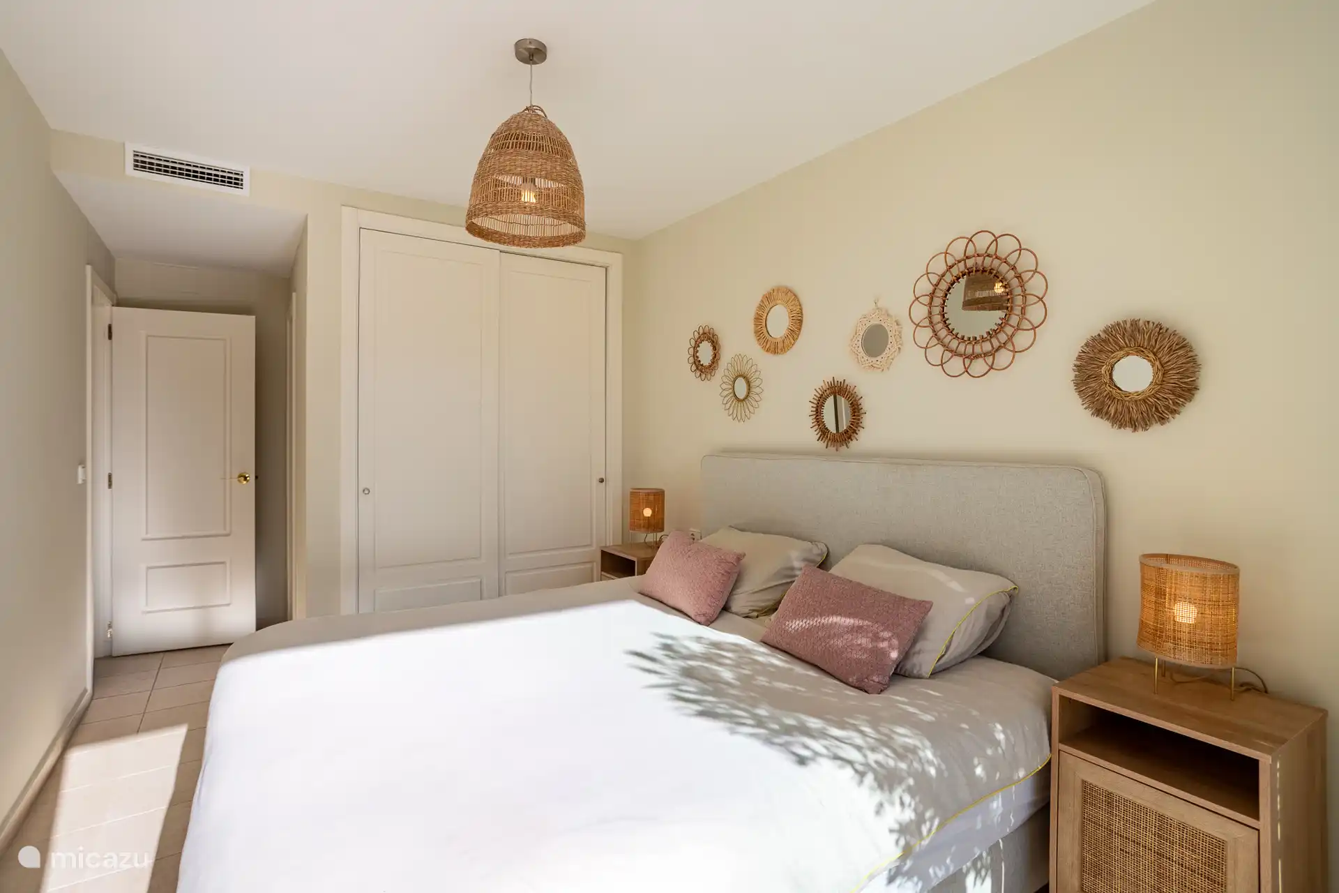 Slaapkamer met tweepersoons boxspring (180 x 200cm) en badkamer ensuite. De kamer is tevens voorzien van een kledingkast. Je slaapt heerlijk op de Emma wolkenkussens. 