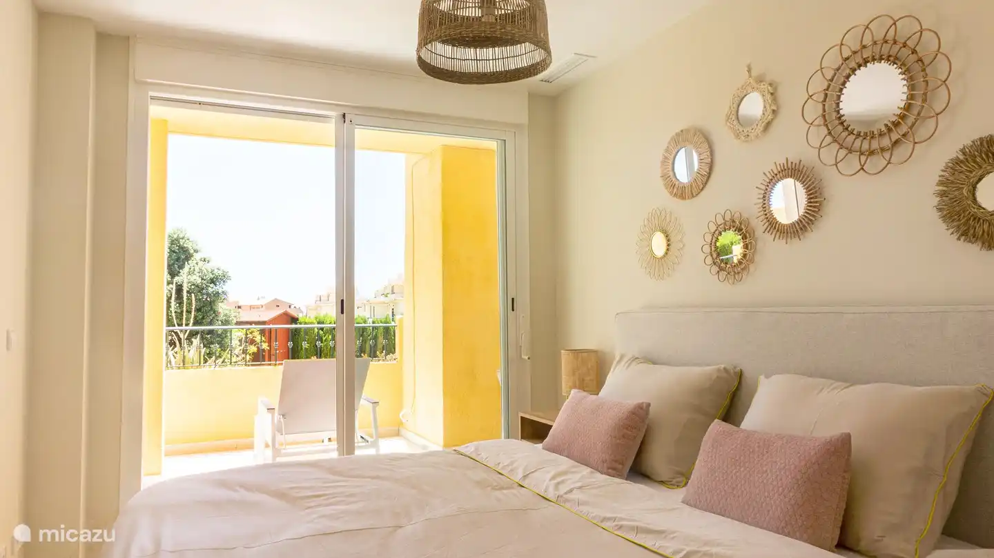 Schlafzimmer 1, mit einem Boxspringbett (180 x 200 cm) und schönen Emma Cloud-Kissen. Das Schlafzimmer hat Zugang zur Terrasse.