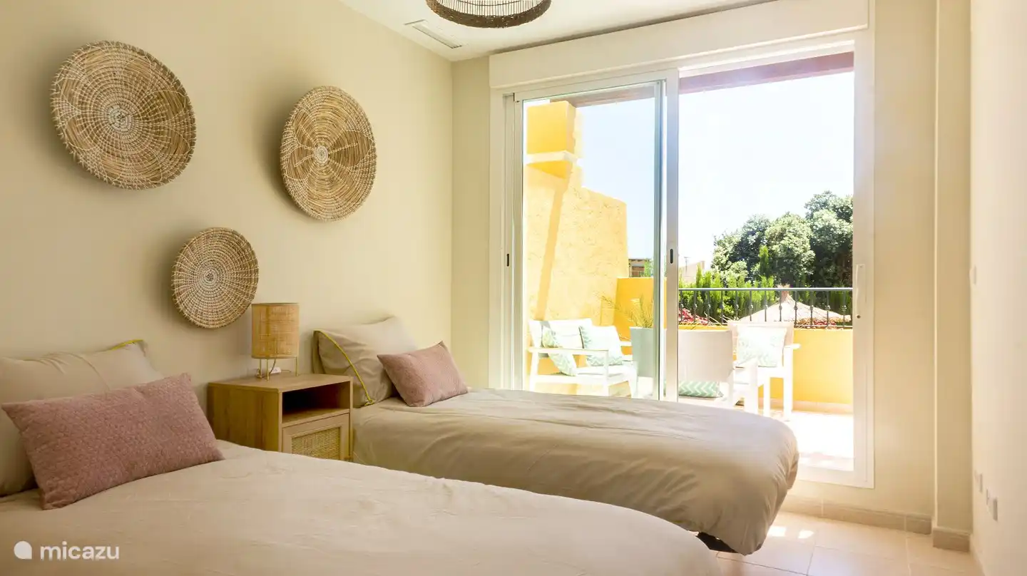 Schlafzimmer 2, mit zwei Einzelbetten (90 x 200 cm) und schönen Emma Cloud-Kissen. Das Schlafzimmer hat Zugang zur Terrasse.