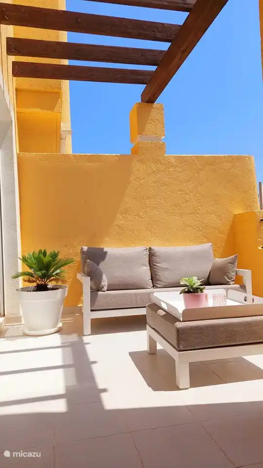 Frühstücken Sie mit frischem Orangensaft, lesen Sie ein Buch in der Abendsonne oder genießen Sie gemeinsam Tapas und einen eiskalten Cava – die Terrasse ist der beste Ort im Apartment!