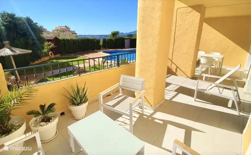 Eine sehr große Terrasse von 25 m². Über die gesamte Breite der Wohnung. Alle Zimmer haben Zugang zur Terrasse. 