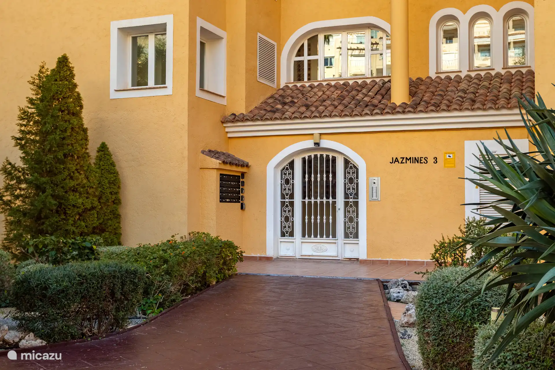 Het complex heet Jazmines 3. Om het complex ligt een mooi onderhouden Mediterraanse tuin. 