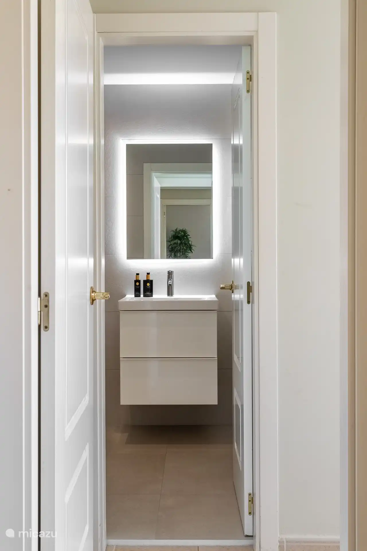 Wastafel met spiegel en verlichting