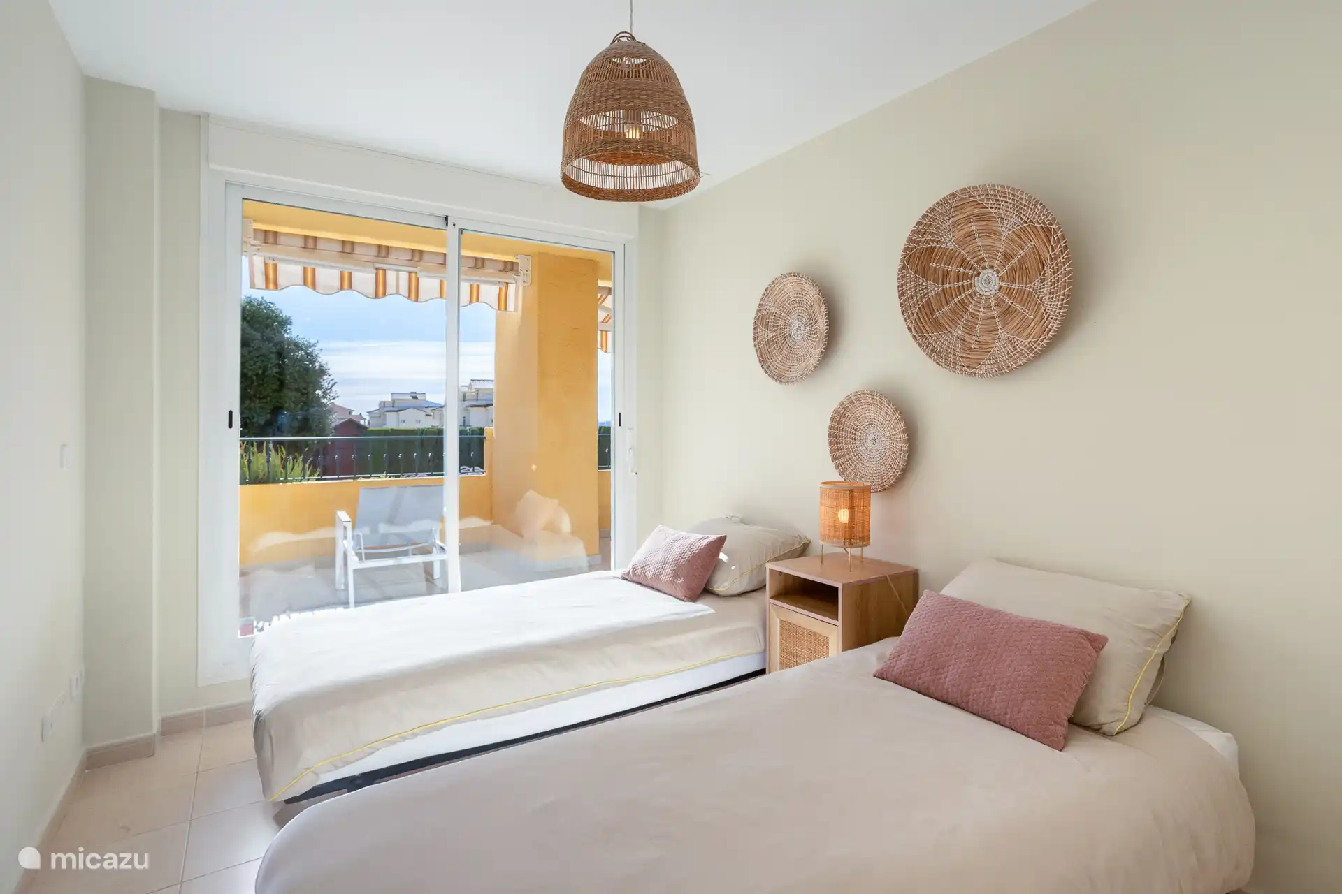 Tweede slaapkamer met twee 1-persoons bedden (90 x 200cm). Je slaapt heerlijk op de Emma wolkenkussens.