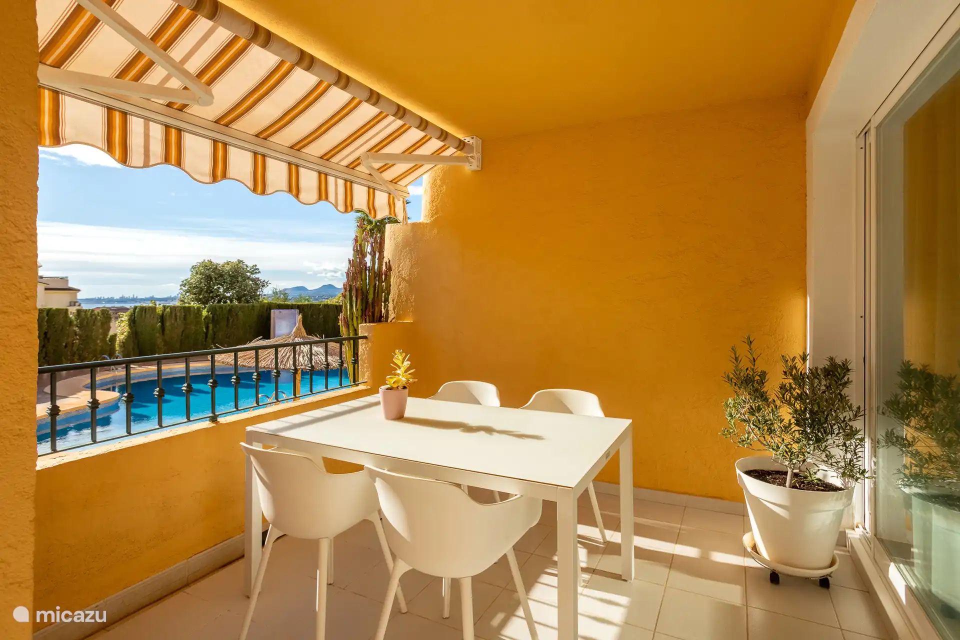 Vanuit de woonkamer stap je hier het terras op en kun je met 4 personen eten aan deze eettafel. Je kijkt hier lekker weg in de tuin of over de baai van Altea. 