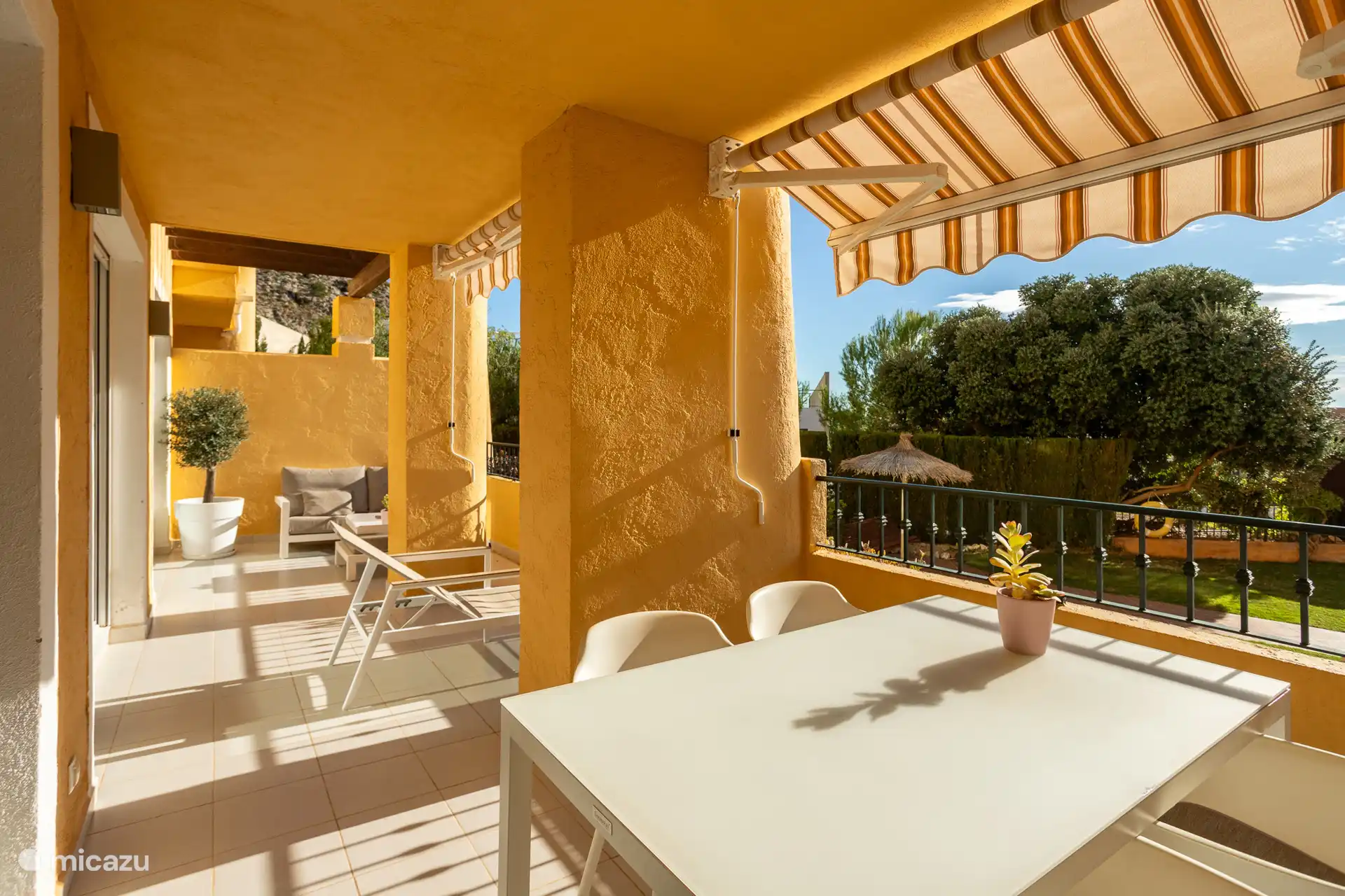 Alle kamers hebben toegang tot het brede terras van 25m2. Het terras is voorzien van een loungebank, ligbed en 4-persoons eettafel. 