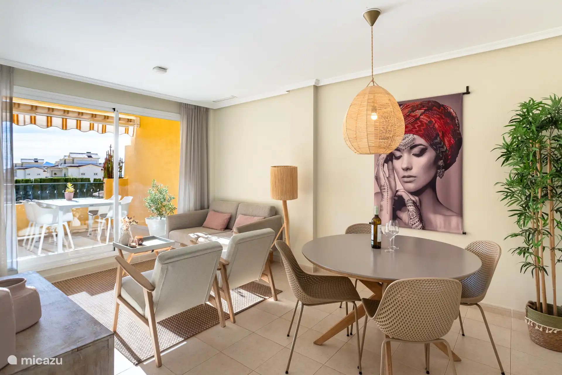 Door de grote raampartij heb je altijd veel licht in de woonkamer. 