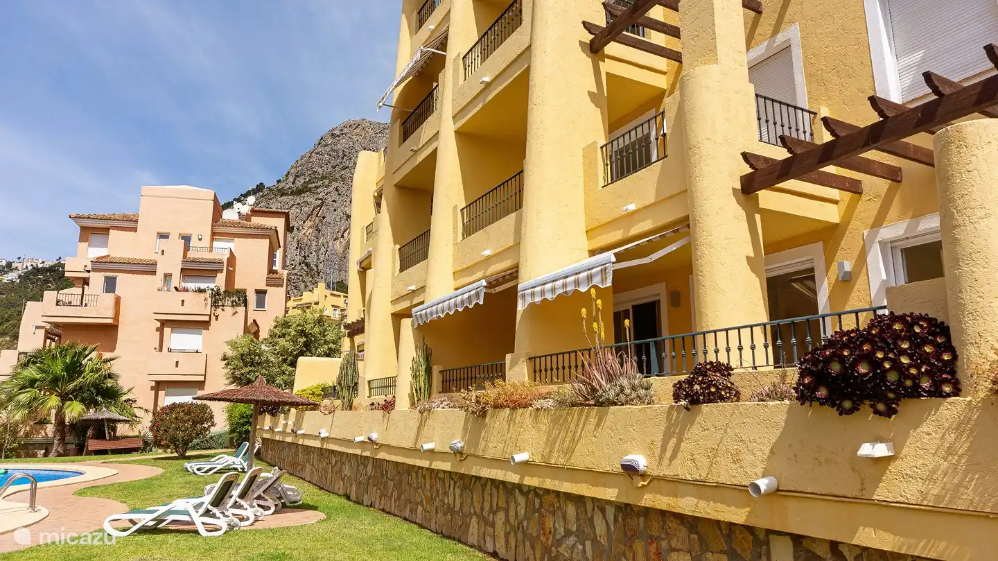 Die große Terrasse ist mit Markisen ausgestattet. Und Sie können auch nach dem Schatten suchen.