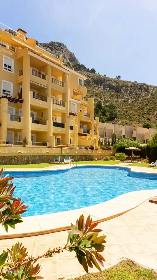 Complex Jazmines, die Wohnung befindet sich im Erdgeschoss hinter dem Sonnenschirm.