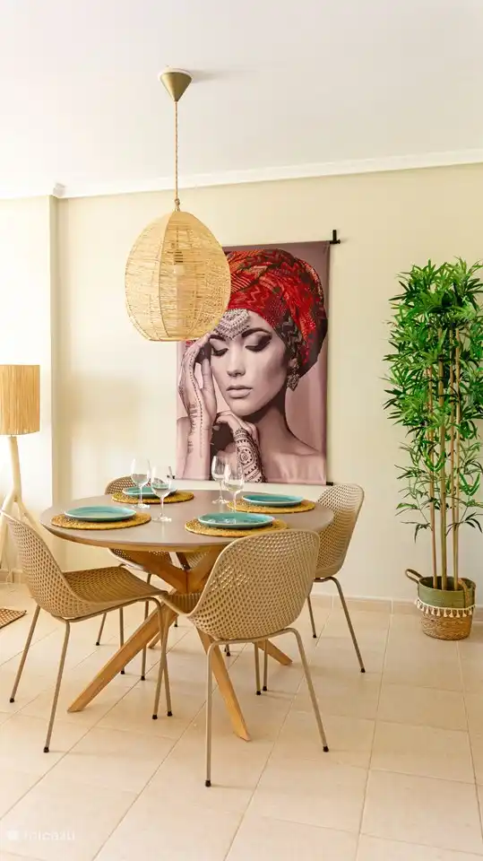 Wohnzimmer mit attraktivem Essbereich.