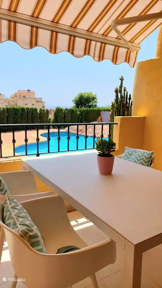 Setzen Sie sich bequem an den Tisch. Man isst oft draußen und hat dann einen schönen Blick auf das Schwimmbad und die Bucht von Altea.