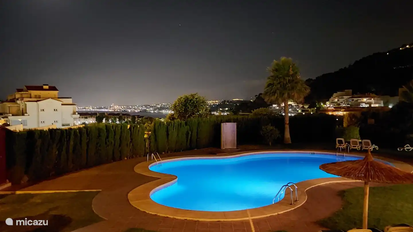 Auch abends ist die Aussicht wunderschön! In der Ferne sieht man Altea und Benidorm aufleuchten.

Der Garten ist stimmungsvoll beleuchtet, sodass Sie lange warme Abende auf der Terrasse genießen können.