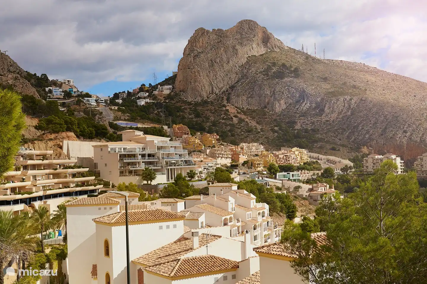 Pueblo Mascarat; Der Bezirk verfügt über einen eigenen Yachthafen und mehrere Restaurants. 