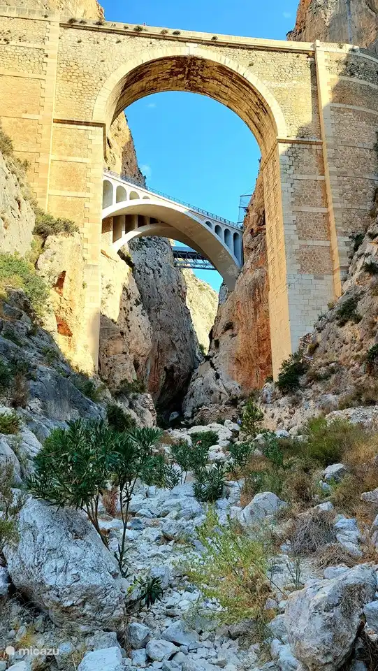 Pueblo-Maskarat; Nur 5 Gehminuten von der Wohnung entfernt finden Sie diesen schönen Ort. Gehen Sie zwischen den Felsen hindurch oder wagen Sie sogar den Sprung von der Brücke? Die komplette Wanderung dauert ca. 1,5 - 2 Stunden.