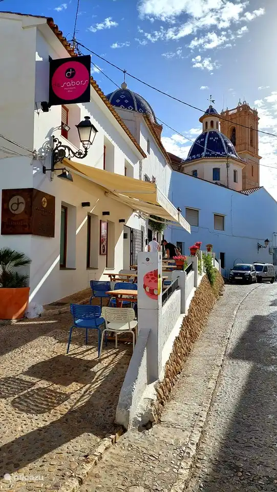 Überspringen Sie diesen Tipp nicht! Gleich hinter der Kirche finden Sie De Sabors. Eine kleine, aber feine Konditorei. Wenn Sie sich nicht entscheiden können (genau wie wir), bestellen Sie eine zweite Runde ;)