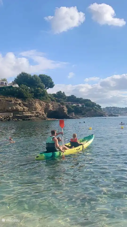 Ein Tag am Strand von Playa de la Fustera. Betrachten Sie die Küste vom Wasser aus. Mieten Sie ein SUP-Board oder Kanu und sehen Sie, wie schön es hier ist. Sie zahlen 20 € für 1 Stunde.