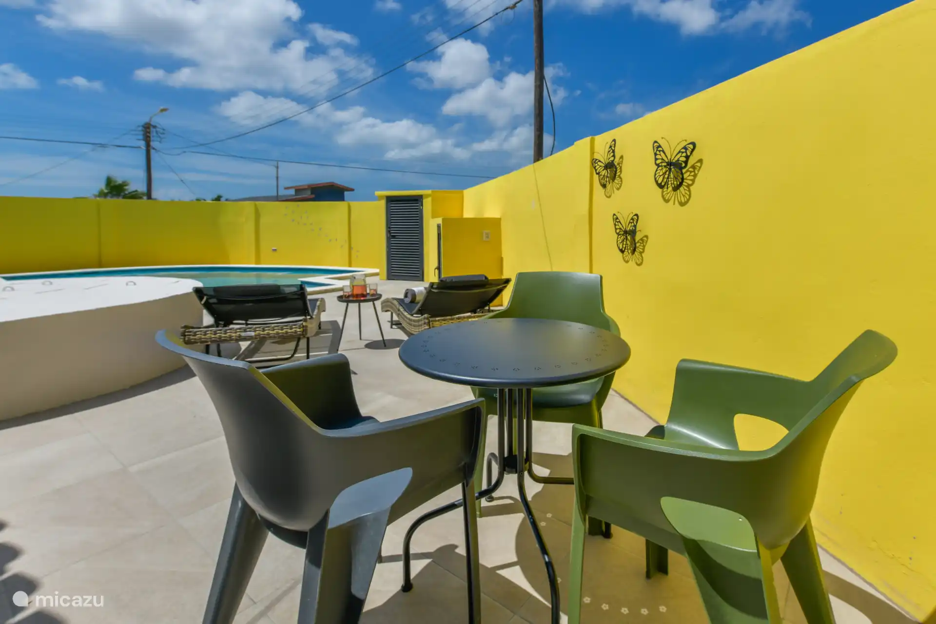 heerlijke zitjes bij het zwembad