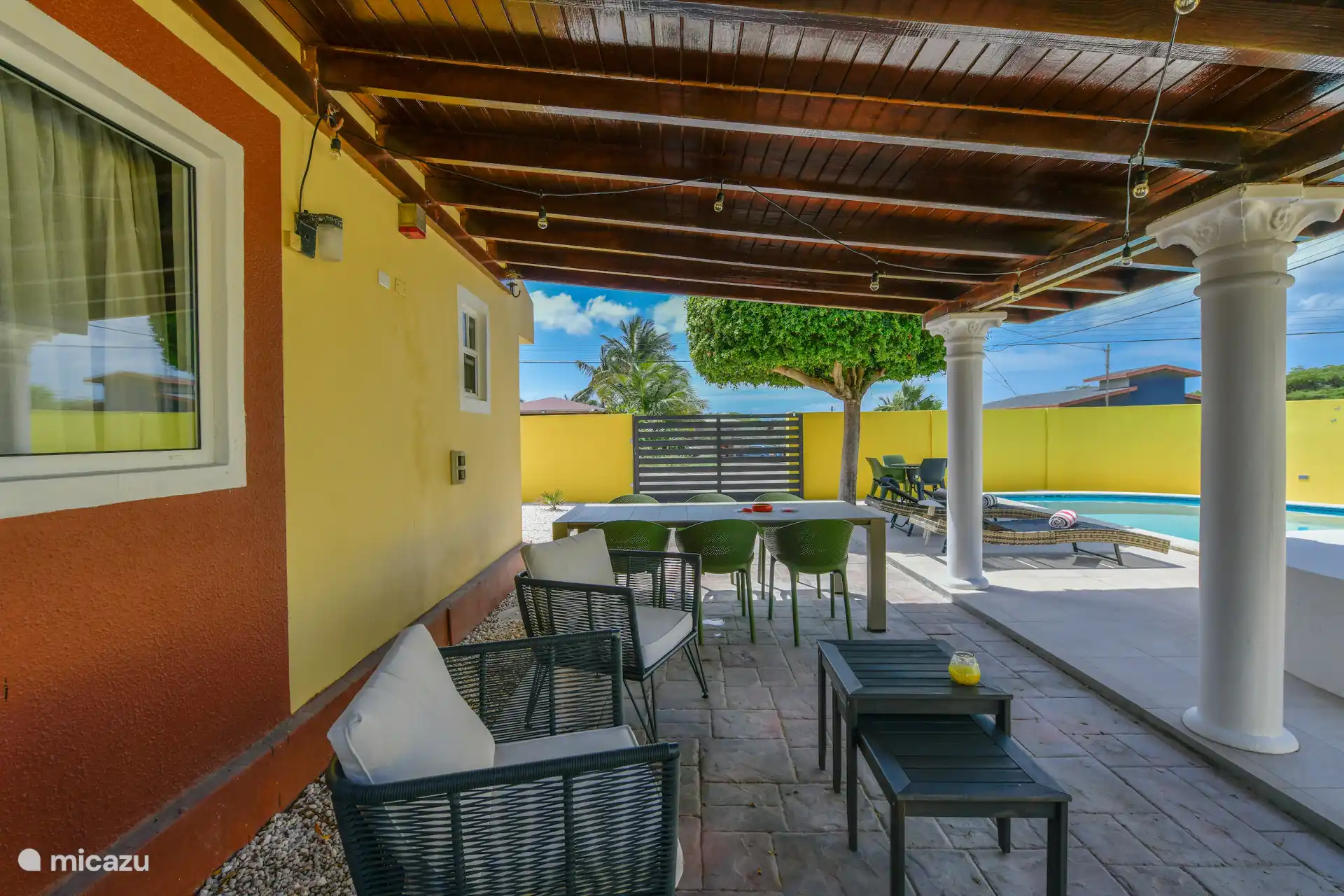 Een van de 2 zij terassen