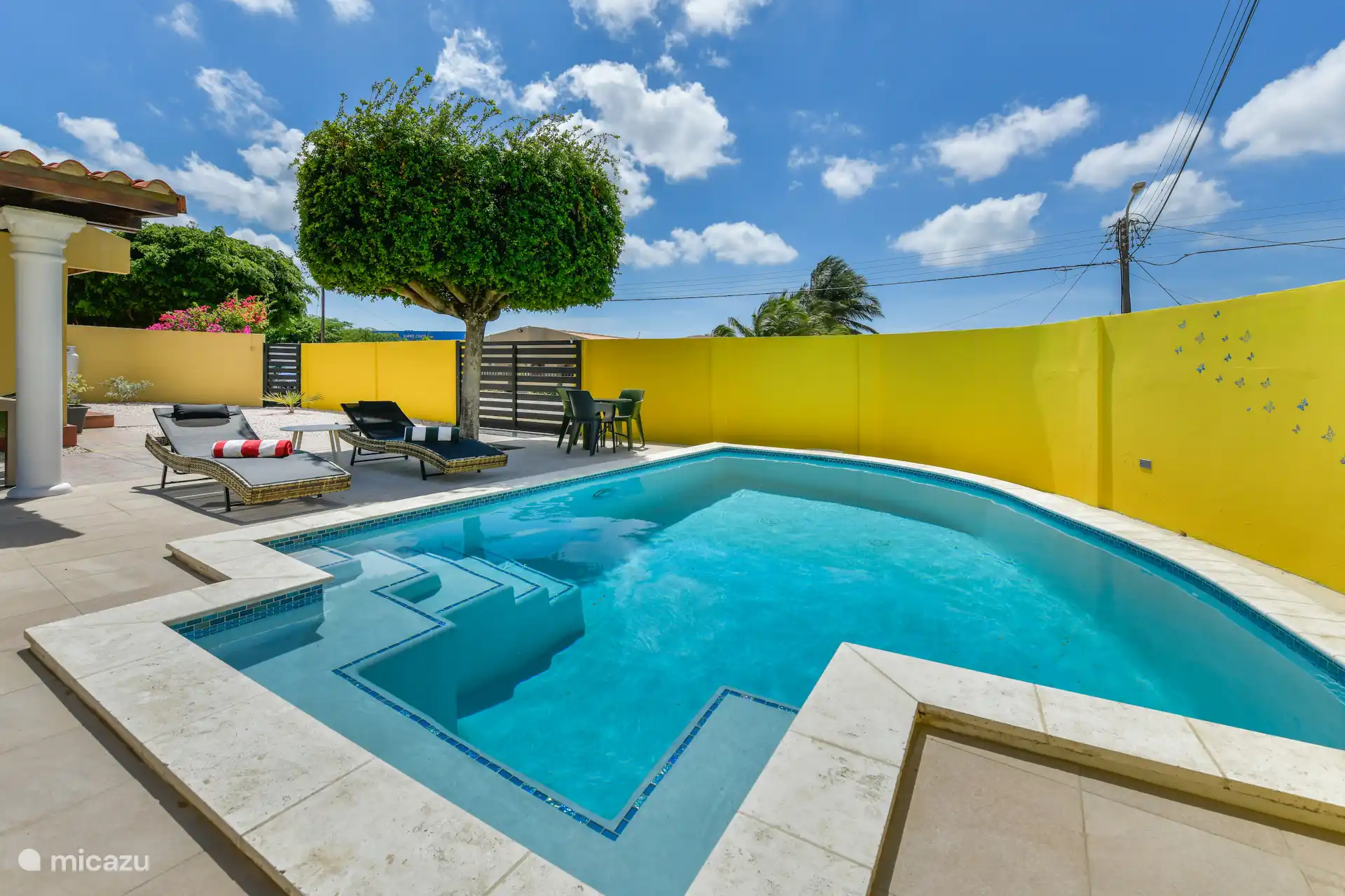 zwembad met borrelbank