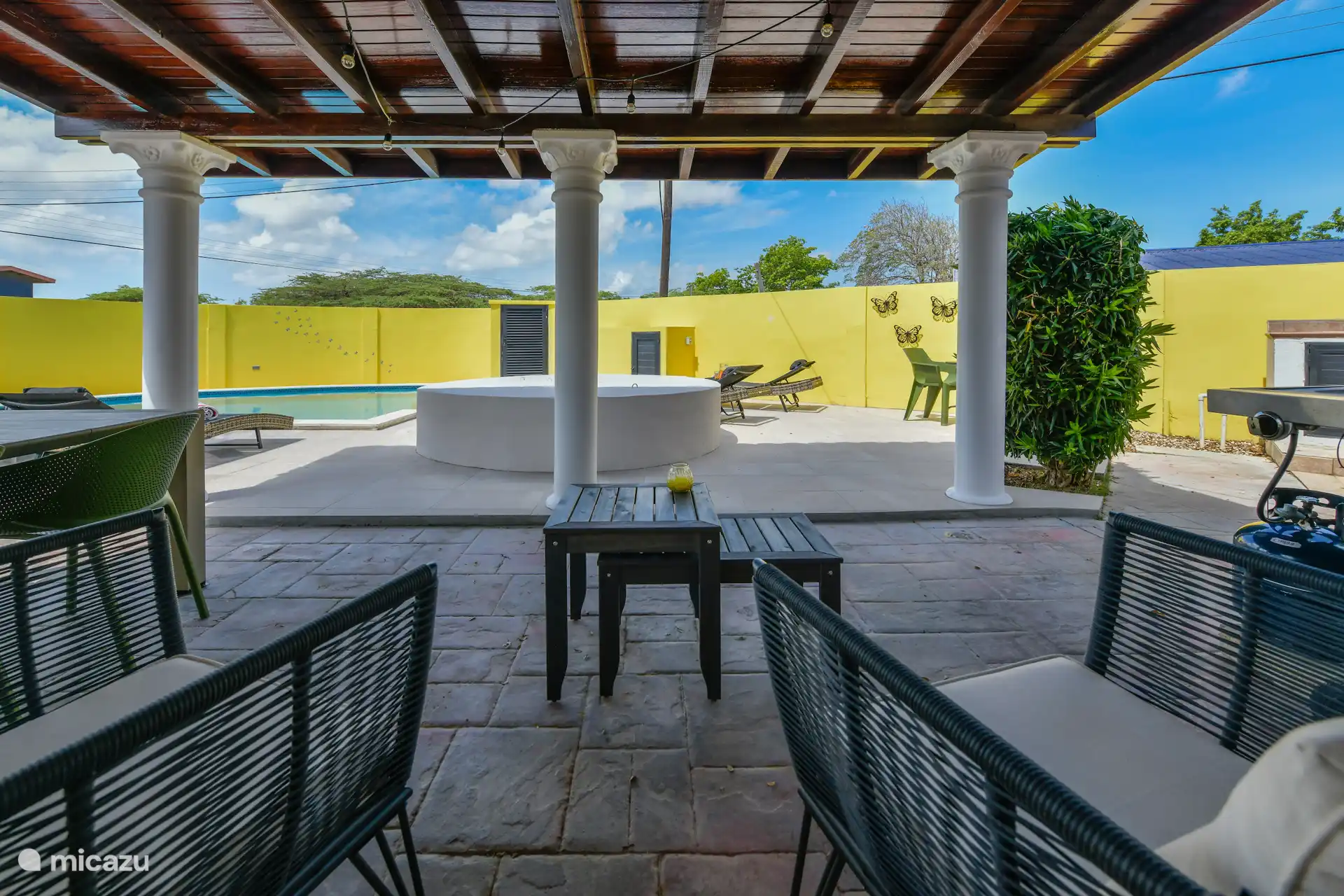 Uitzicht van het zij terras op de tuin