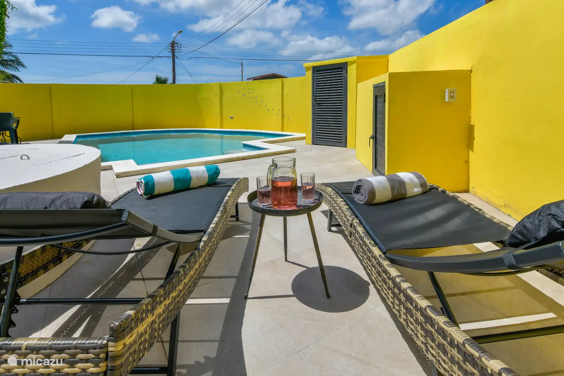 4 luxe ligbedden rondom het zwembad