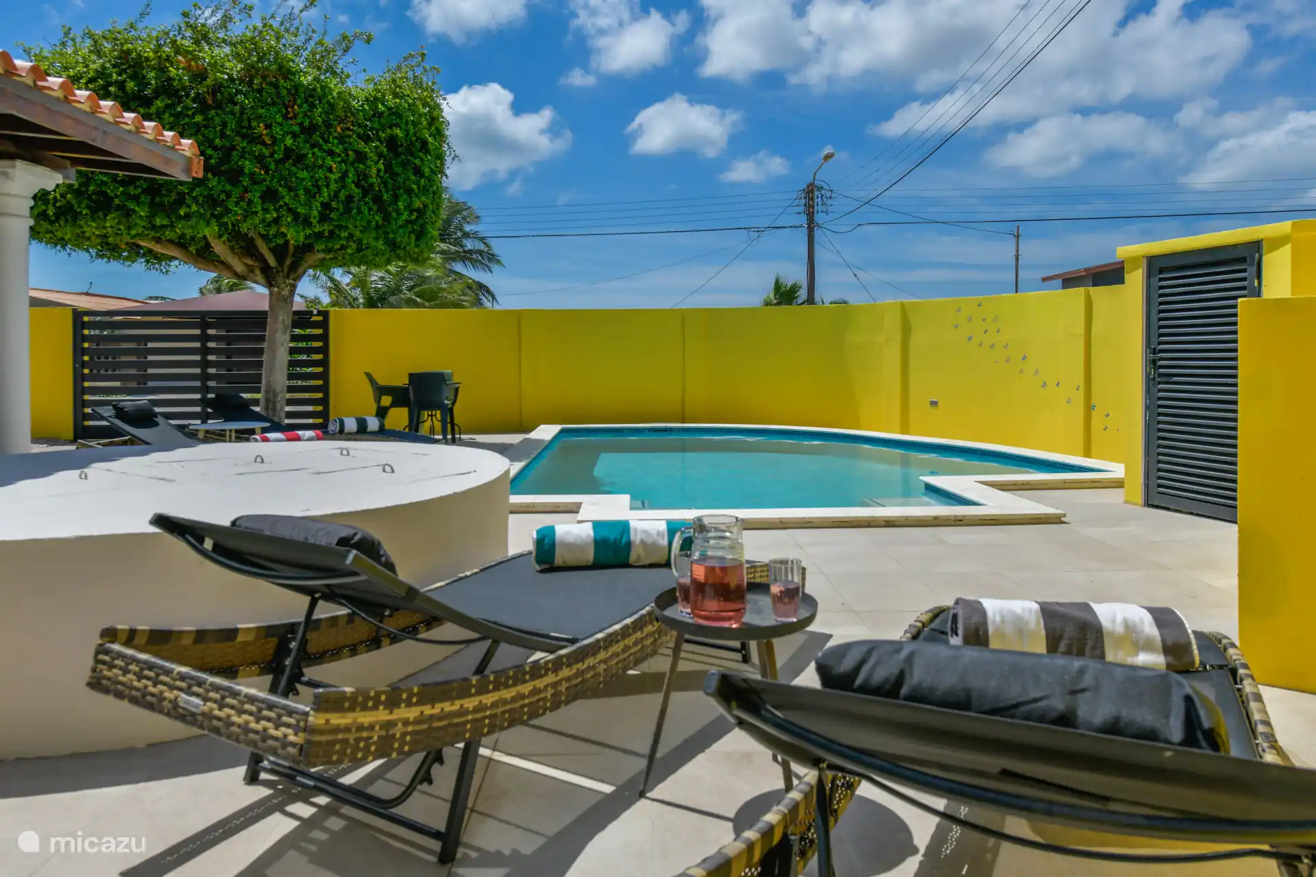 heerlijke luxe ligbedden rondom het zwembad