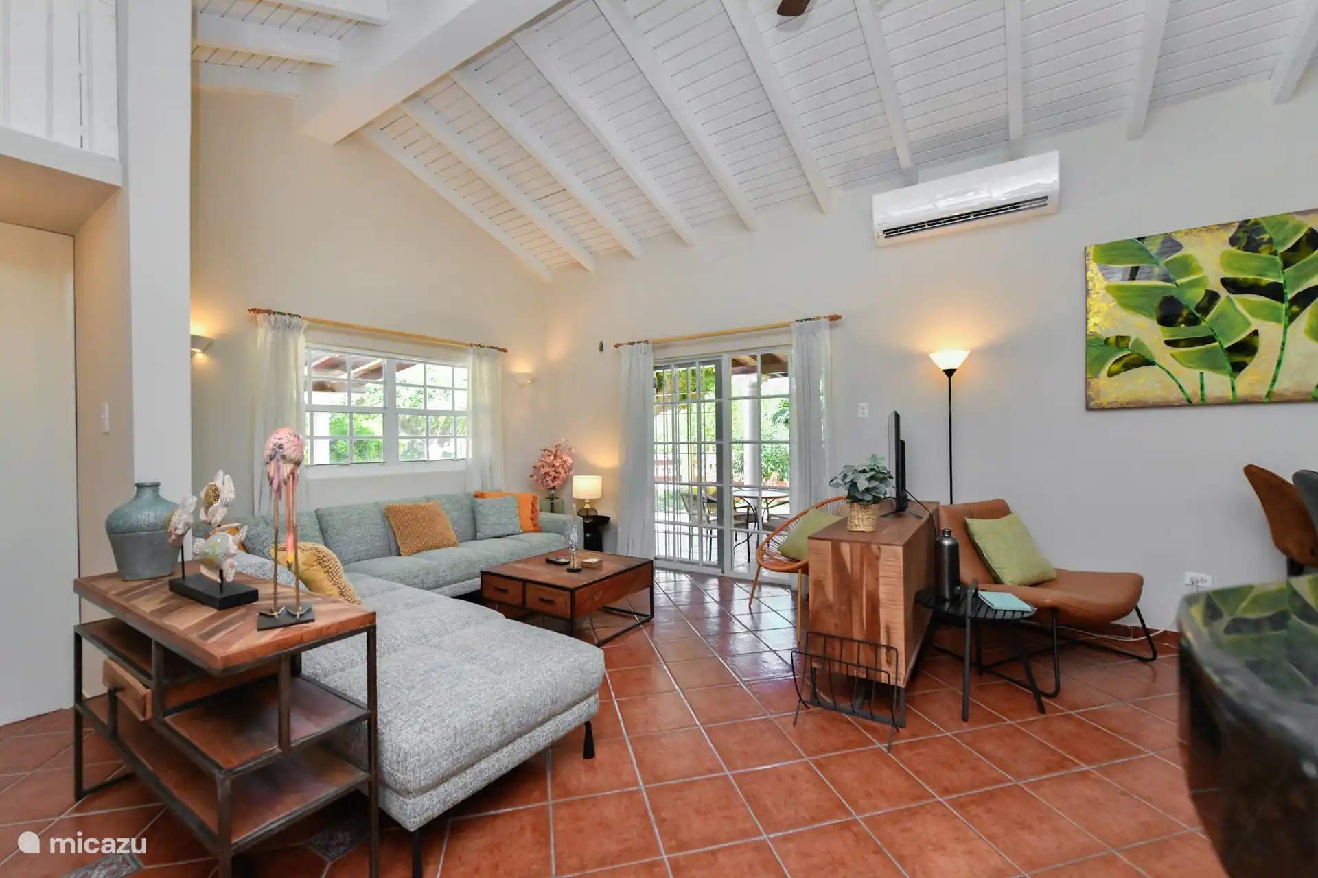 Geräumiges Wohnzimmer mit allem Komfort ausgestattet