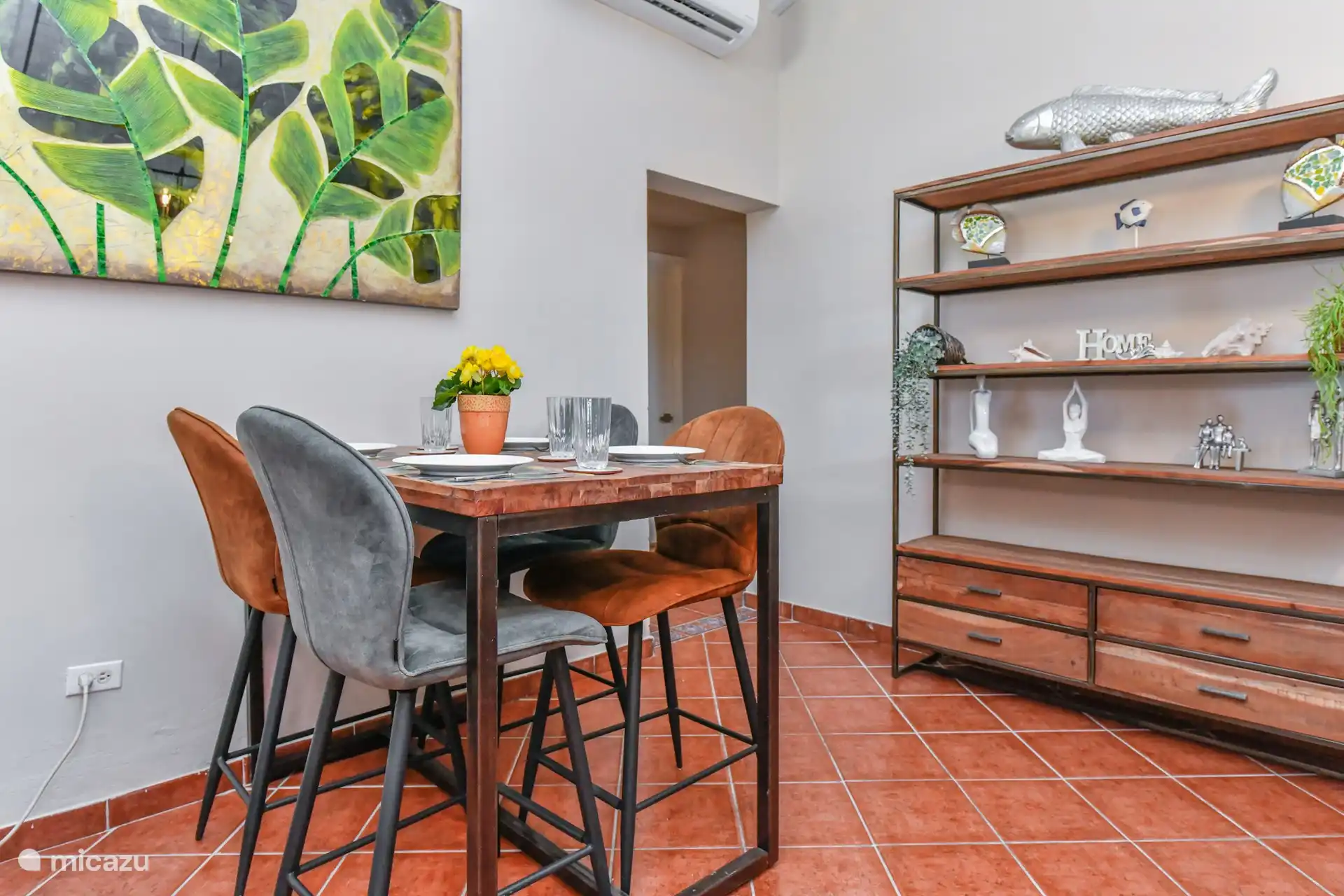 Ein bequemer Stehtisch zum Frühstück - Mittag- oder Abendessen, aber auch für die Arbeit im Homeoffice ein guter Ort