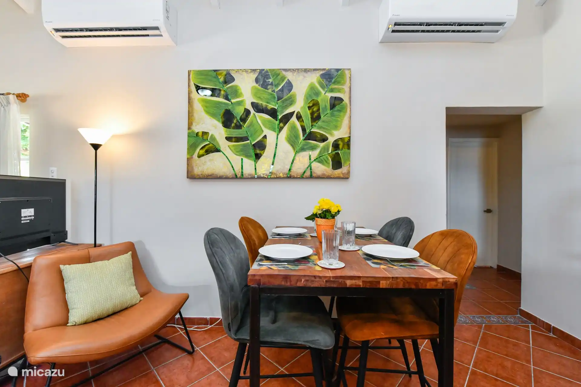 Neben dem hohen Tisch befindet sich der Durchgang zu den Schlafzimmern