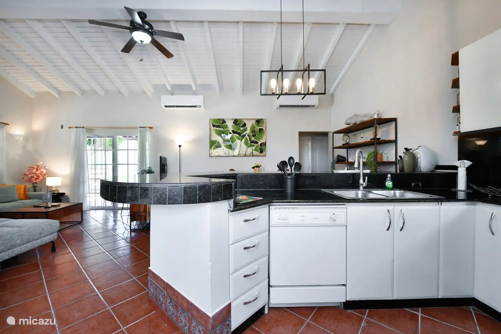 Die Konstruktion der Küche ist so gestaltet, dass die Küche als Ganzes in den Wohnraum eingebunden ist