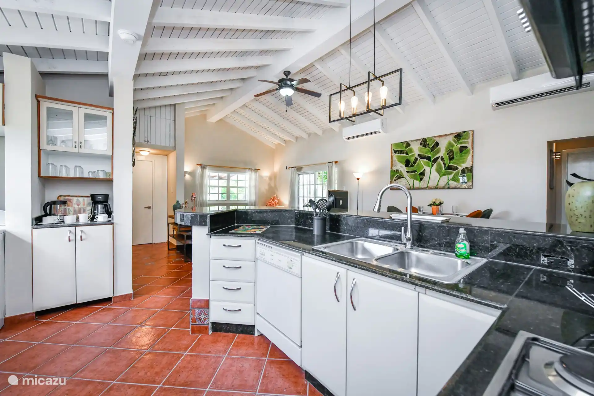 Die Küche ist komplett ausgestattet mit Herd - Backofen - Mikrowelle - Geschirrspüler und Waschmaschine