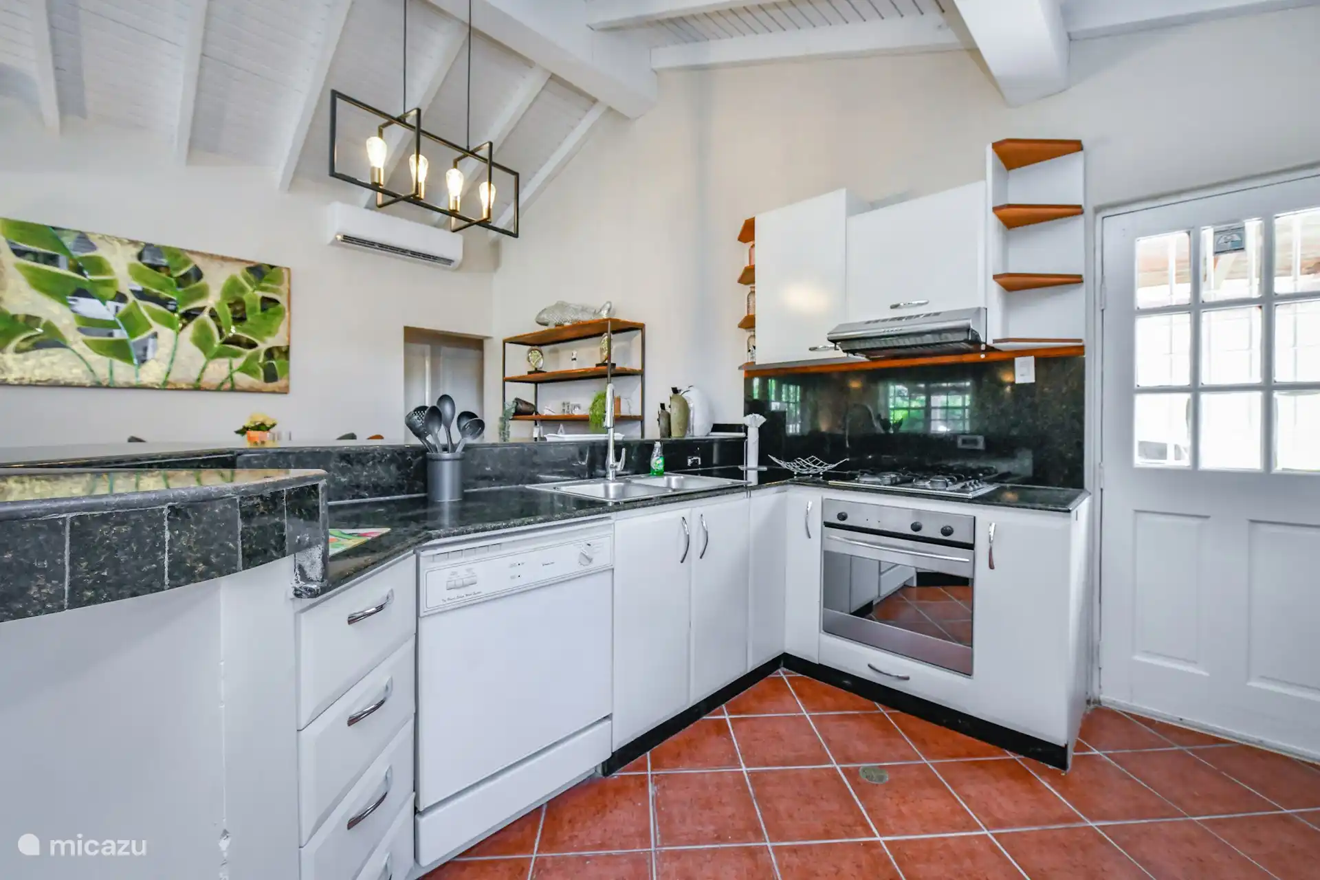 Die große offene Küche aus einem anderen Blickwinkel