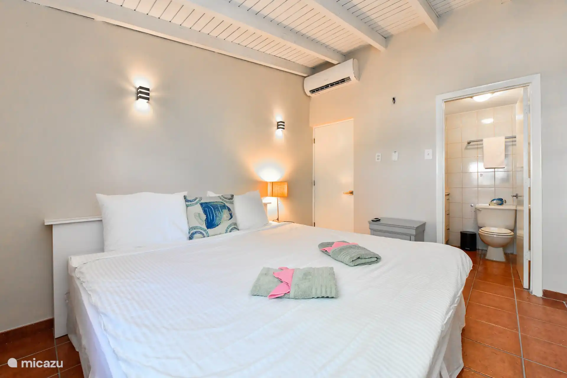 Das Hauptschlafzimmer verfügt über ein Kingsize-Bett 200x200. Das Schlafzimmer ist mit Klimaanlage ausgestattet