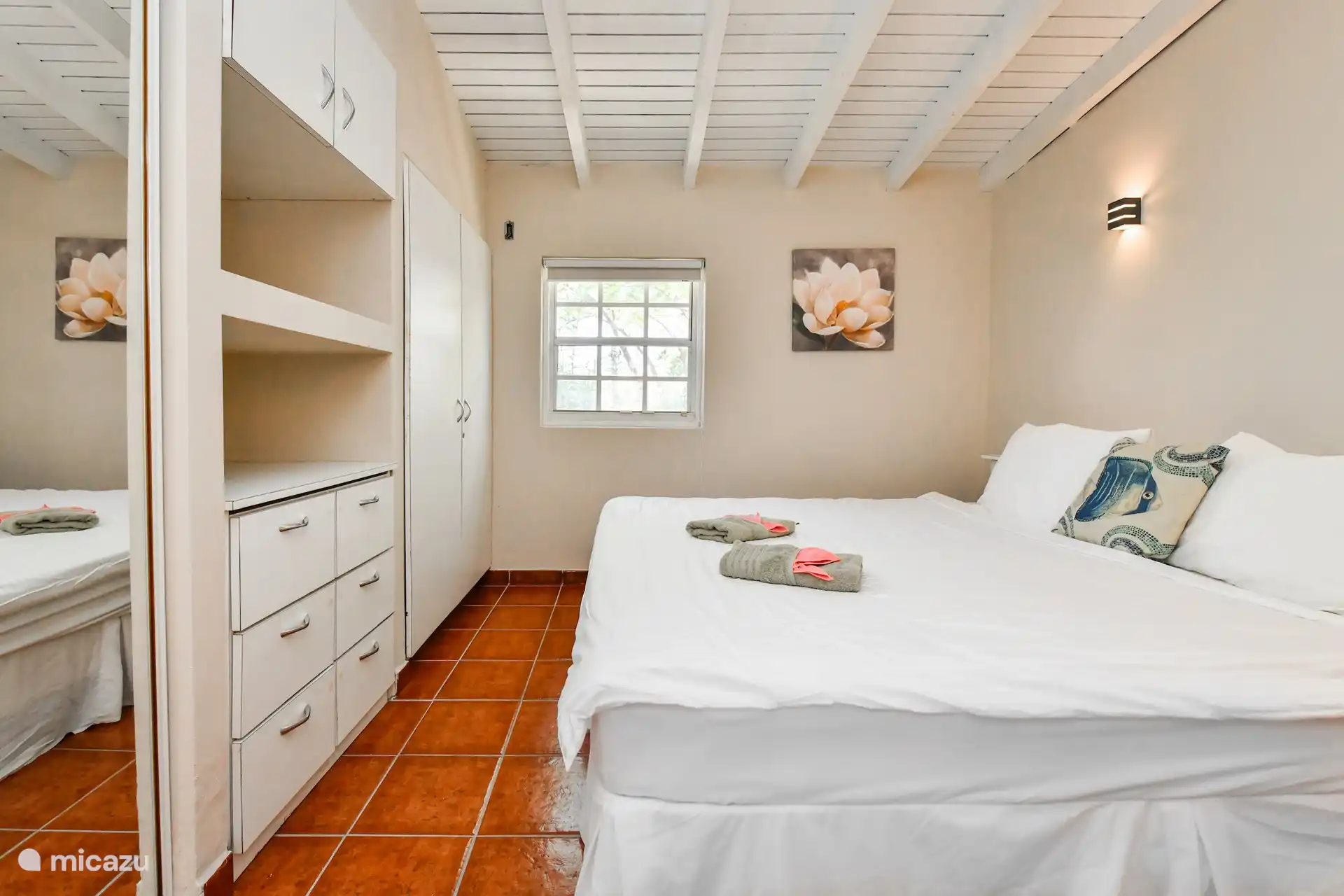 Das Hauptschlafzimmer verfügt über viele Staumöglichkeiten