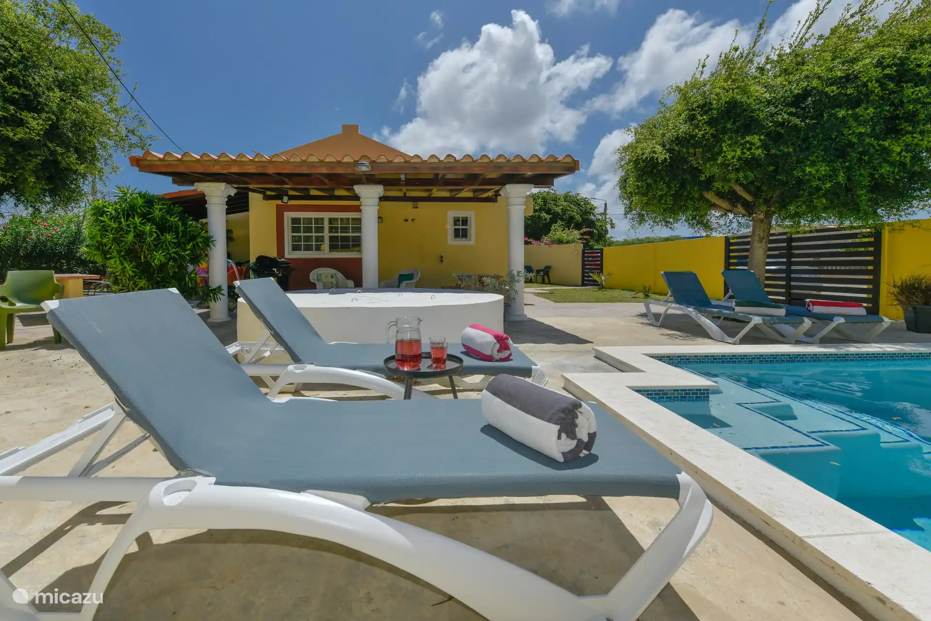 Ein geräumiger Swimmingpool mit Sonnenliegen 