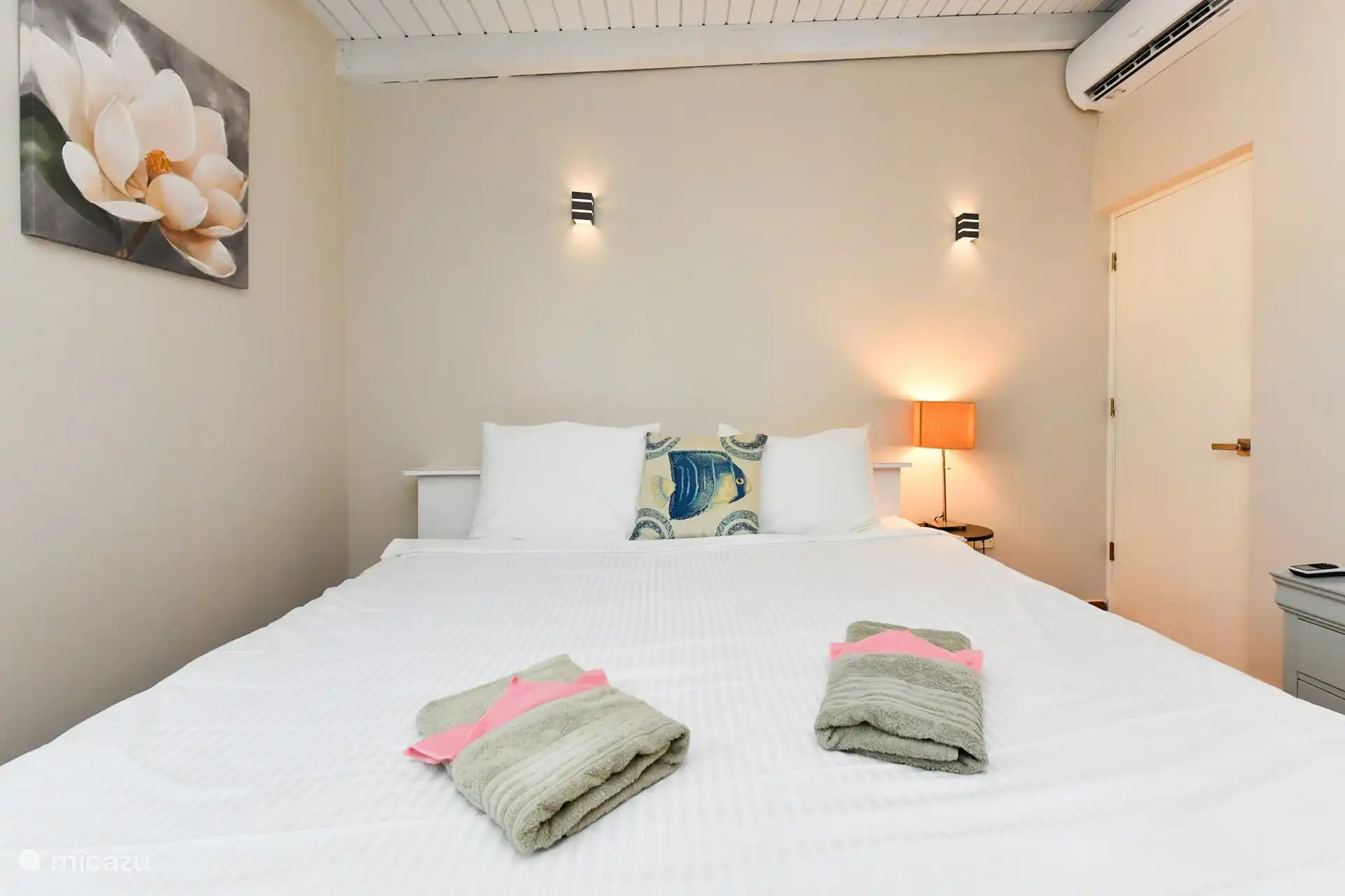 Das Hauptschlafzimmer verfügt über eine stimmungsvolle Beleuchtung