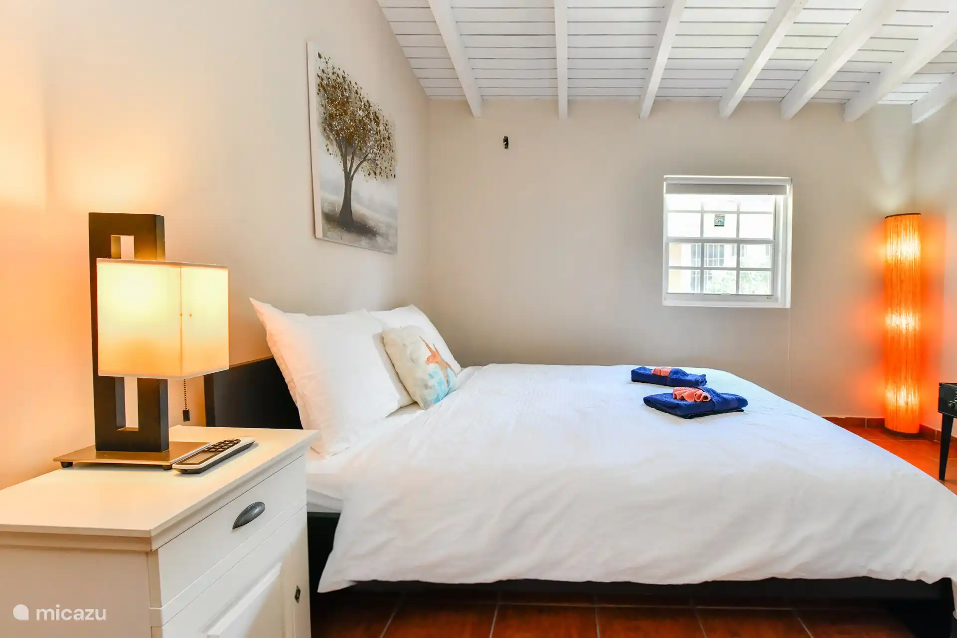 Das zweite geräumige Schlafzimmer mit stimmungsvoller Beleuchtung