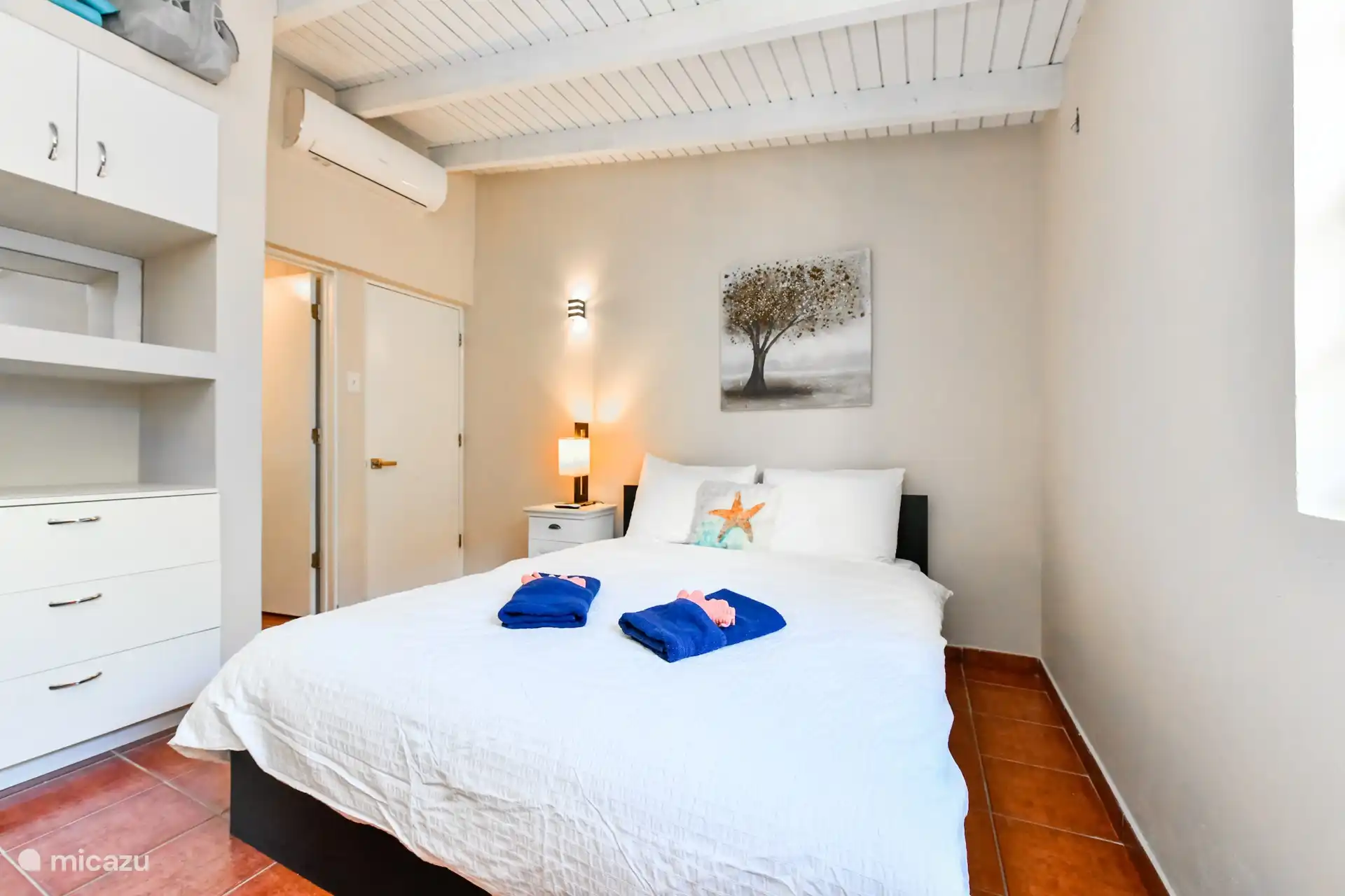 Das zweite Schlafzimmer verfügt über ein Queensize-Bett 160x200. Dieses Schlafzimmer ist auch mit einer gut funktionierenden Klimaanlage ausgestattet