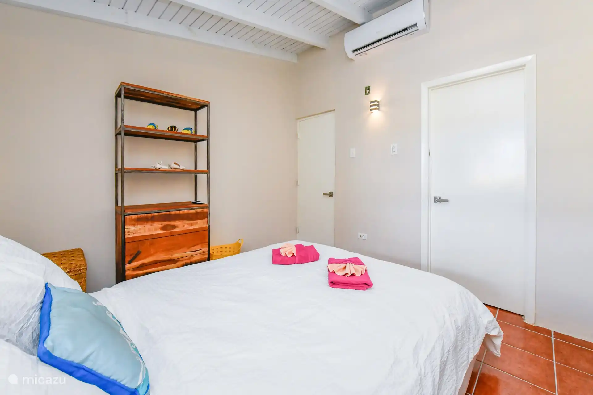 Das dritte Schlafzimmer ist modern eingerichtet und bietet viel Stauraum