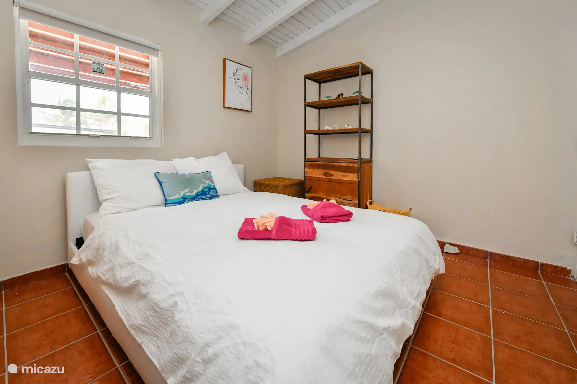 Das dritte Schlafzimmer verfügt über ein Queensize-Bett 160x200. Auch dieses Schlafzimmer verfügt über eine gut funktionierende Klimaanlage