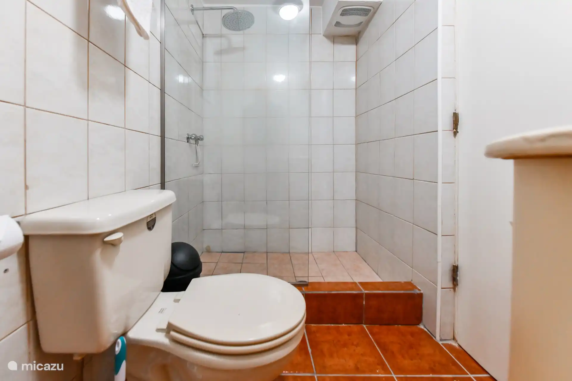 Das Badezimmer, ausgestattet mit einer geräumigen Dusche - Badmöbeln und WC wird vom 2. und 3. Schlafzimmer geteilt