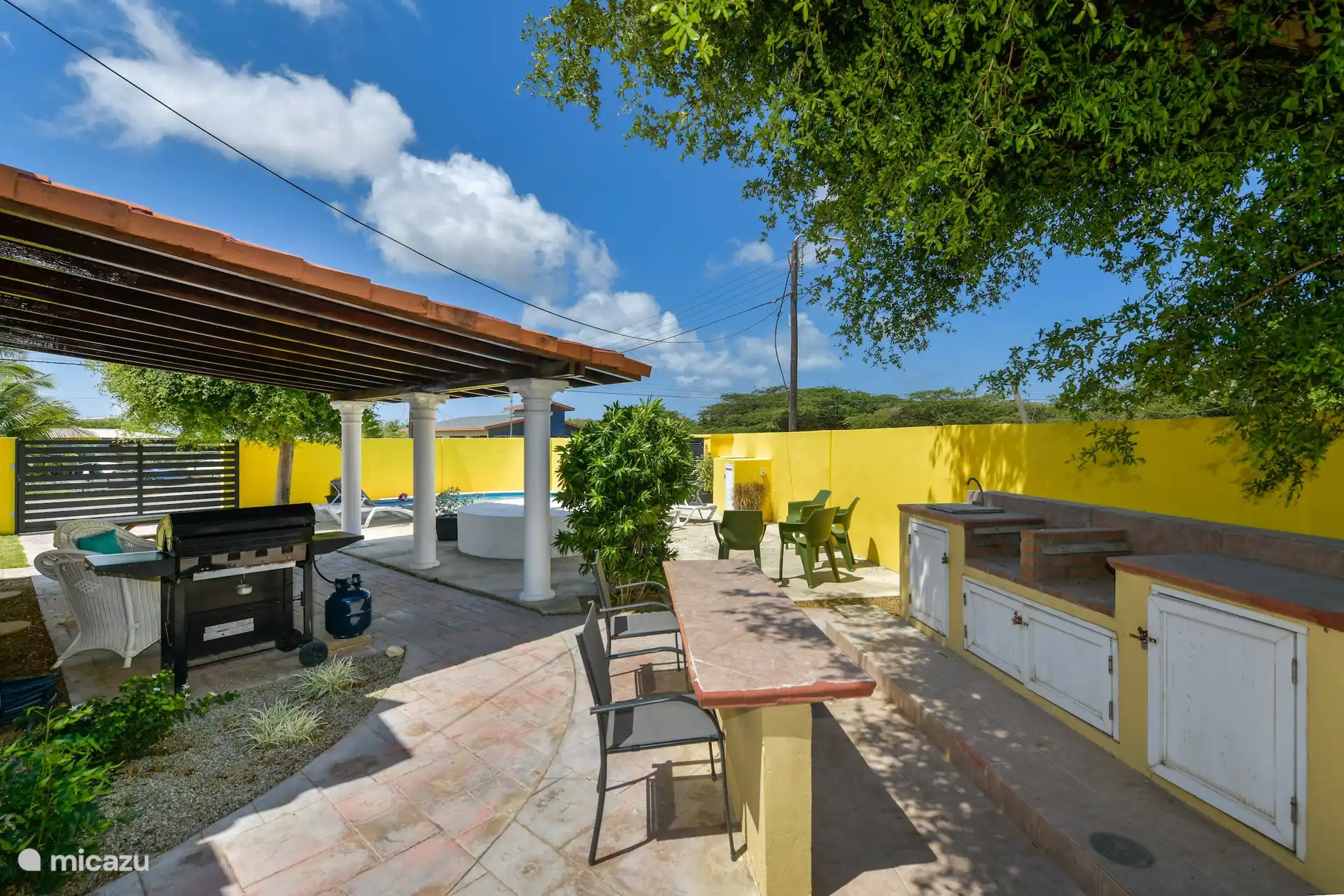 Geräumiger Garten mit Außenküche