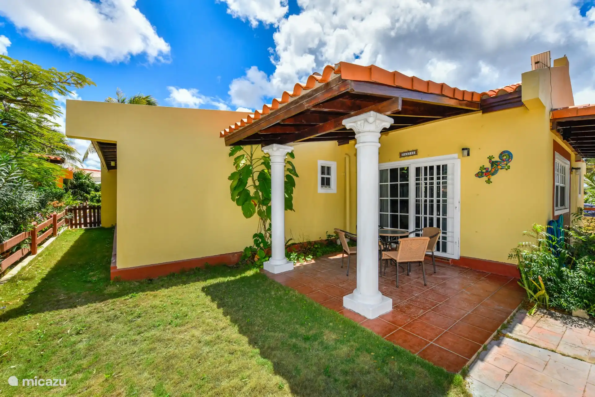 Überblick über die Rückseite des Hauses, komplett mit Sitzgelegenheiten